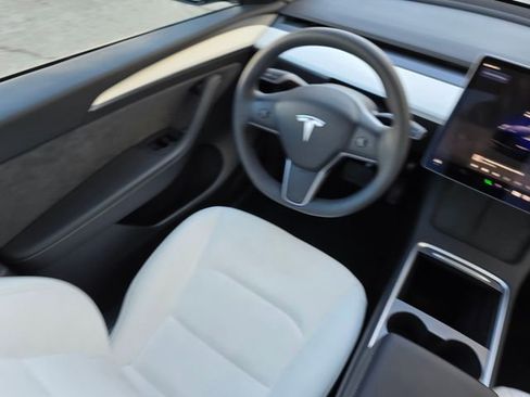 Used 2025 Tesla Model Y Long Range image 29
