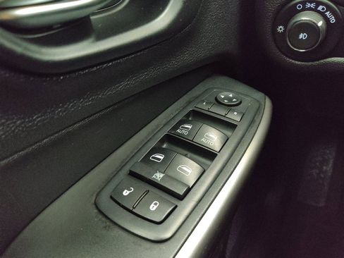 Used 2019 Jeep Cherokee Latitude Plus w/ Comfort/Convenience Group image 27