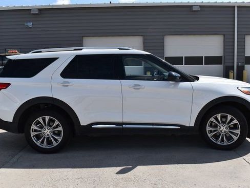 Used 2023 Ford Explorer Limited image 4