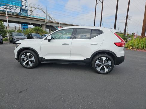 Used 2025 Volvo XC40 B5 Plus AWD/4WD image 8