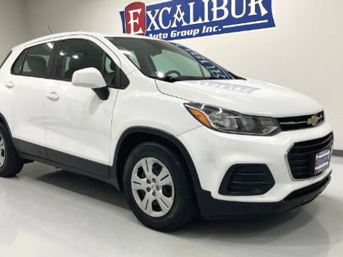 Used 2017 Chevrolet Trax LS FWD image 2