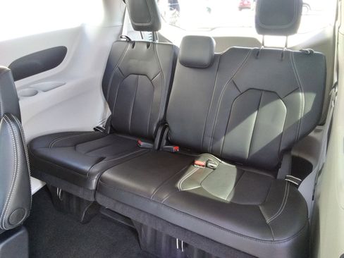 Used 2024 Chrysler Pacifica Touring-L image 12