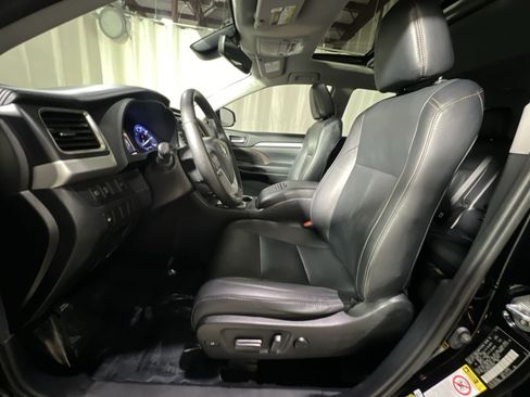Used 2019 Toyota Highlander XLE AWD/4WD image 14