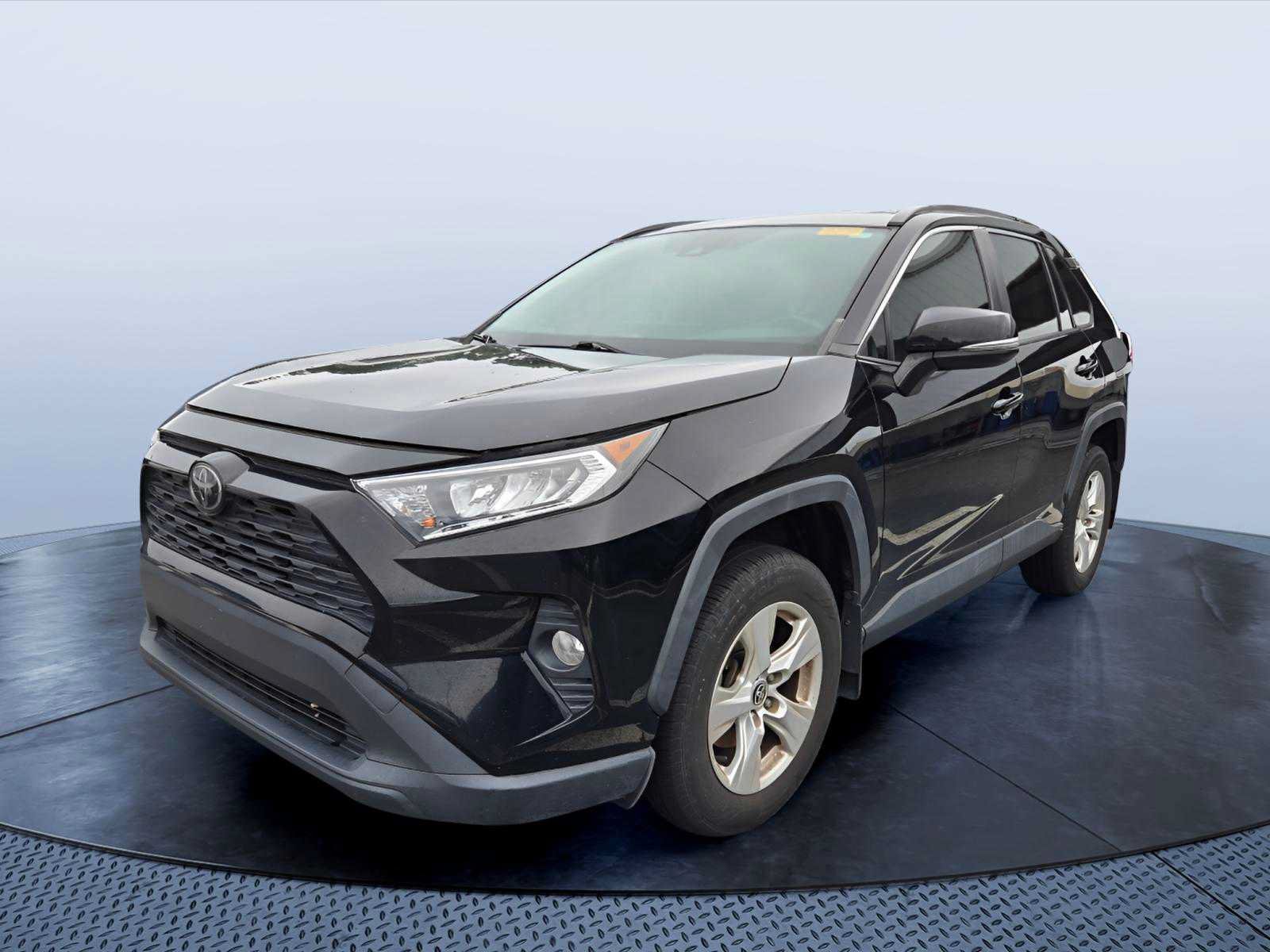 Used 2020 Toyota RAV4 XLE FWD image 2