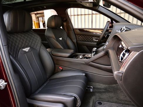 Used 2022 Bentley Bentayga image 26
