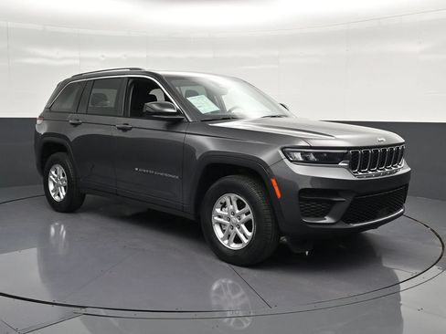 Used 2023 Jeep Grand Cherokee Laredo RWD image 5