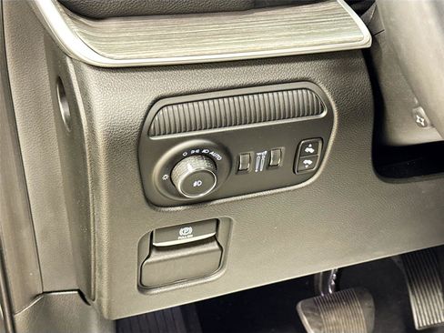 Used 2024 Jeep Wagoneer L Series II w/ Flexible Seating Group image 10