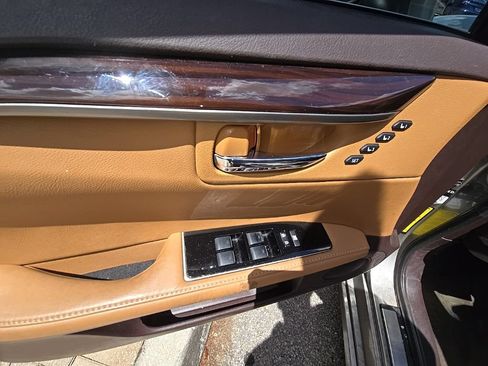 Used 2016 Lexus ES 350 w/ Luxury Package w/Wood Trim FWD image 17