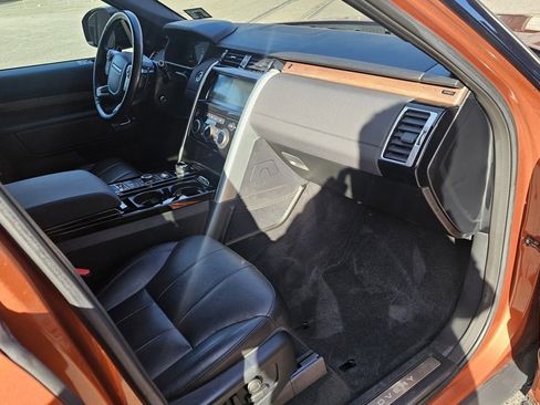 Used 2018 Land Rover Discovery HSE image 12