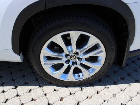 Used 2023 Toyota Highlander Limited FWD image 13