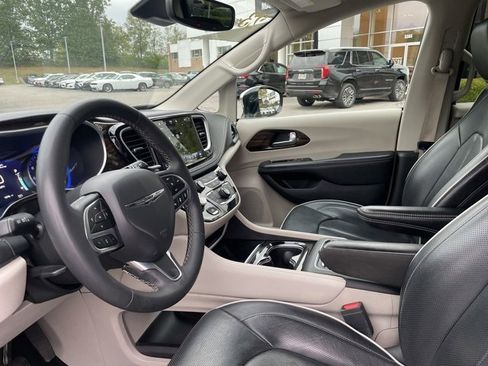 Used 2023 Chrysler Pacifica Limited image 11