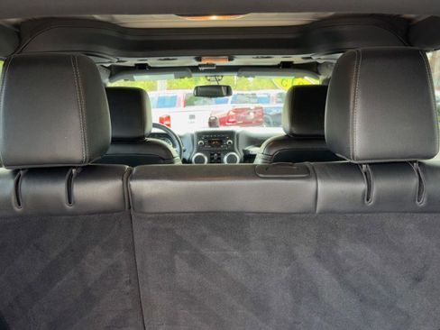 Used 2015 Jeep Wrangler Unlimited Rubicon w/ Connectivity Group AWD/4WD image 12