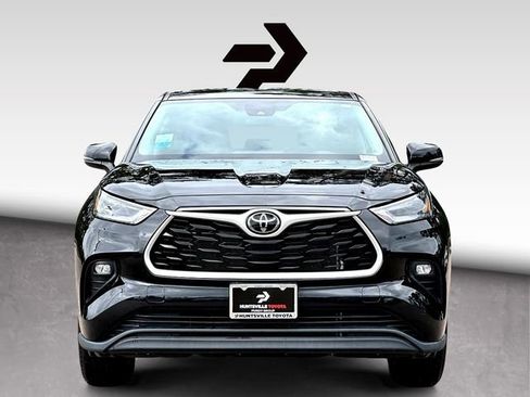 Used 2024 Toyota Highlander LE AWD/4WD image 3