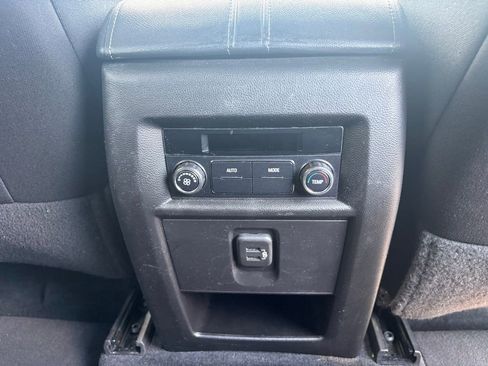 Used 2022 Chevrolet Traverse LT image 22