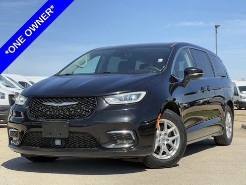 Used 2023 Chrysler Pacifica Touring-L image 2