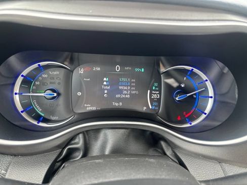 Used 2023 Chrysler Pacifica Touring-L FWD image 32