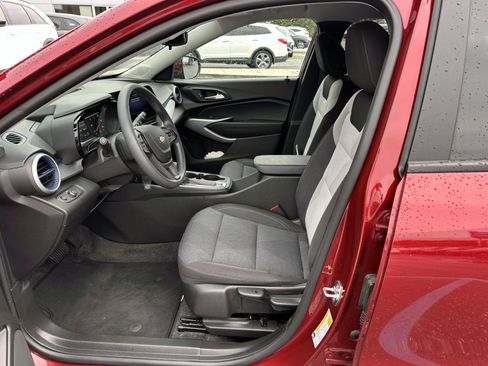 Used 2024 Chevrolet Trax LS w/ LS Convenience Package FWD image 11