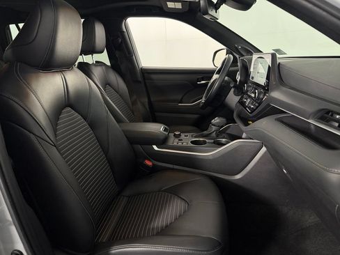 Used 2025 Toyota Highlander XSE AWD/4WD image 33