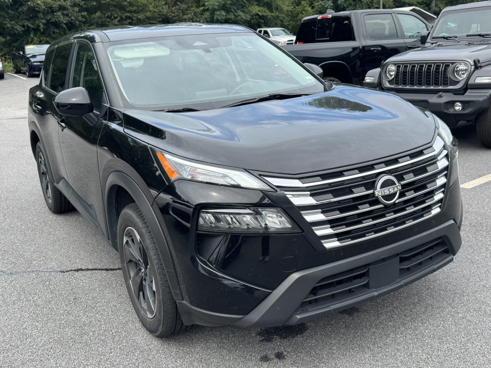 Used 2024 Nissan Rogue SV AWD/4WD image 3