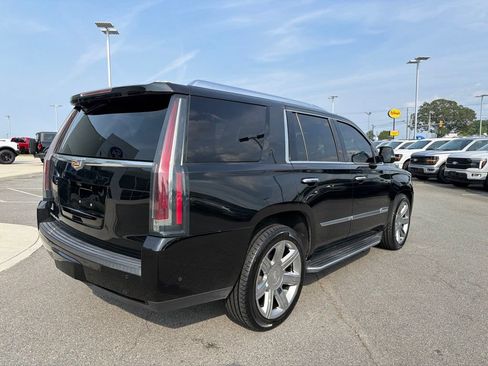 Used 2019 Cadillac Escalade Luxury AWD/4WD image 4