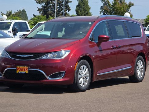 Used 2018 Chrysler Pacifica Touring-L FWD image 8