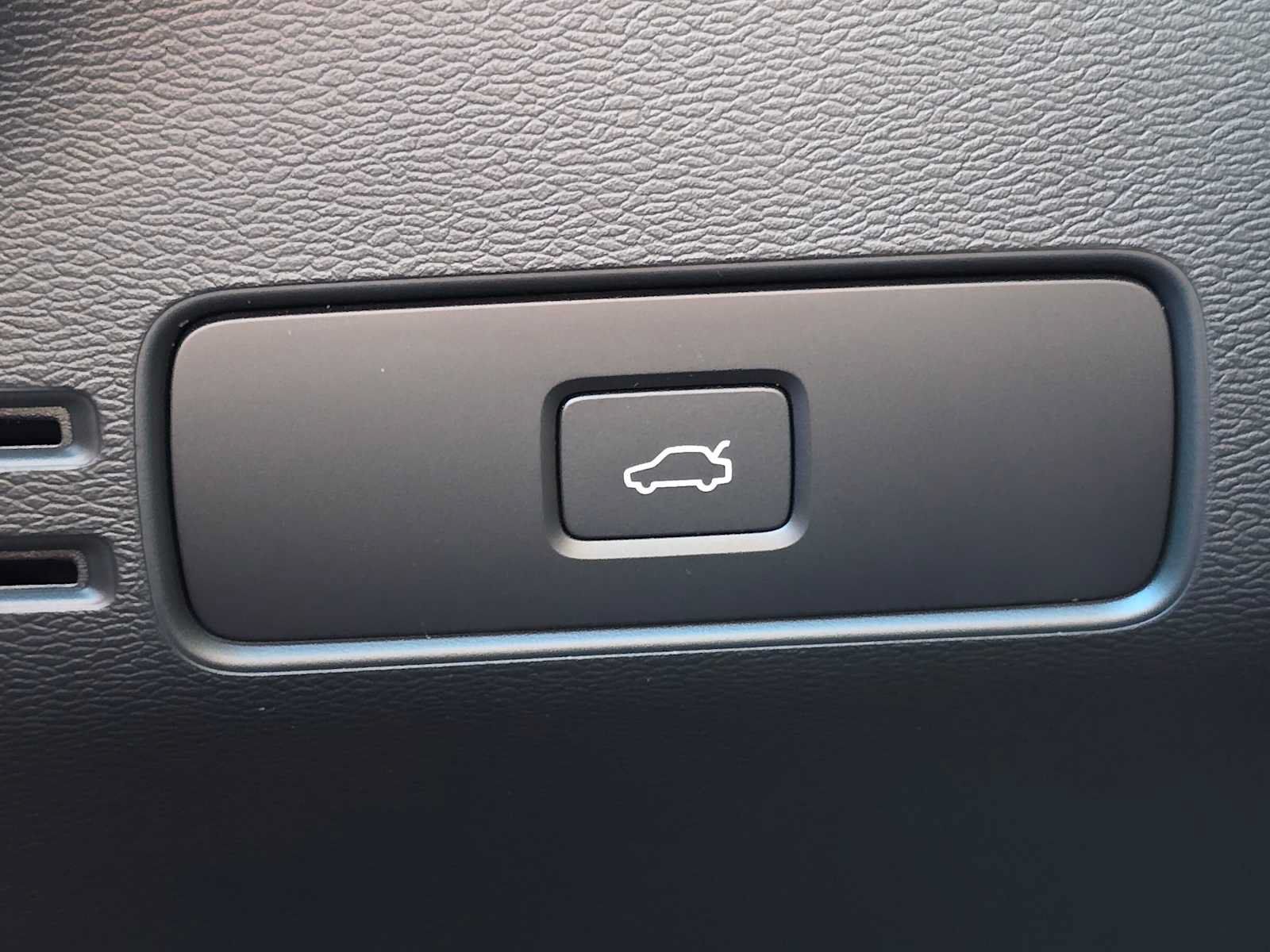 Certified 2023 Volvo C40 P8 Recharge Ultimate w/ Protection Package Premier AWD/4WD image 32