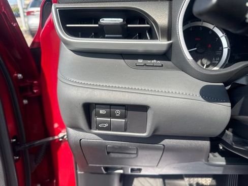 Used 2023 Toyota Highlander XLE FWD image 27