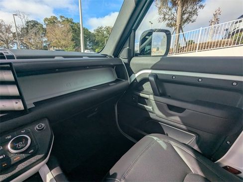 Used 2025 Land Rover Defender 90 S image 15