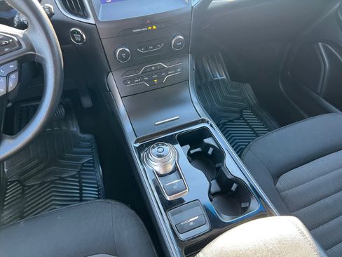 Used 2020 Ford Edge SE image 14