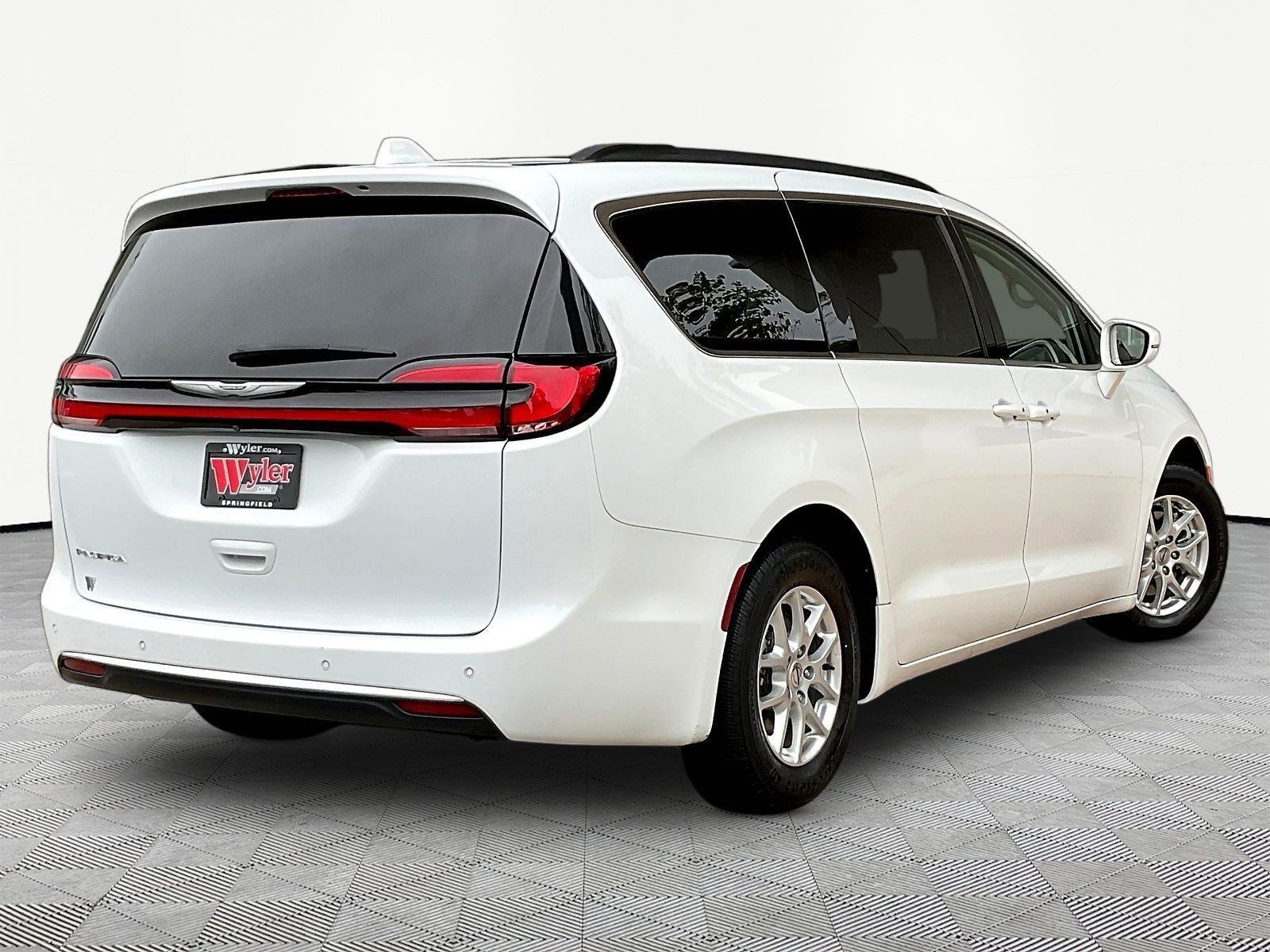 Used 2022 Chrysler Pacifica Touring-L FWD image 6