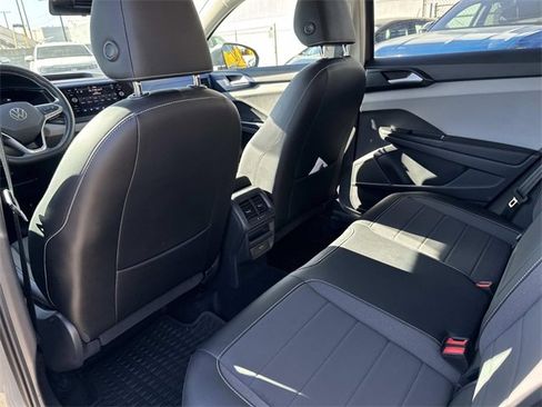 Certified 2022 Volkswagen Taos SE image 11