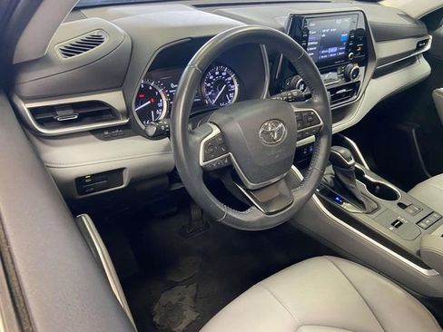 Used 2022 Toyota Highlander XLE image 12