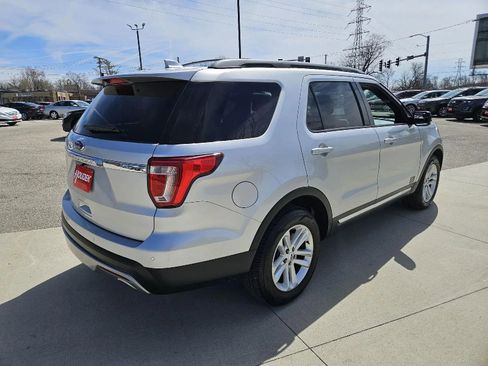 Used 2017 Ford Explorer XLT FWD image 6