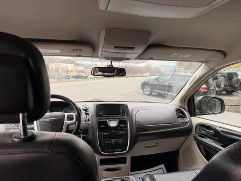 Used 2016 Chrysler Town & Country Touring FWD image 16