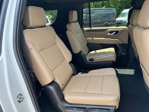 Used 2021 Chevrolet Suburban Premier w/ Premium Package AWD/4WD image 17
