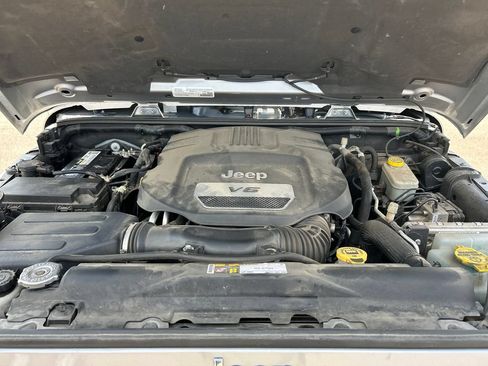 Used 2015 Jeep Wrangler Unlimited Rubicon w/ Connectivity Group AWD/4WD image 23