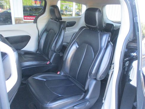 Used 2023 Chrysler Pacifica Touring-L FWD image 19