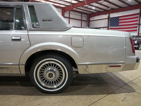 Used 1988 Lincoln Town Car Signature RWD image 5