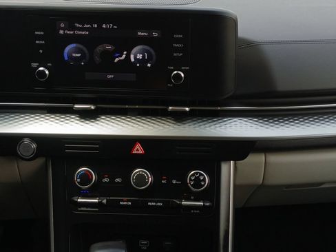 Used 2024 Kia Carnival LX FWD image 4