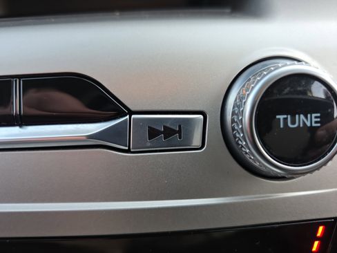 Used 2022 Ford Explorer XLT w/ Equipment Group 202A image 32