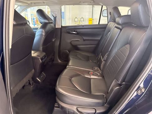 Used 2022 Toyota Highlander XLE image 21