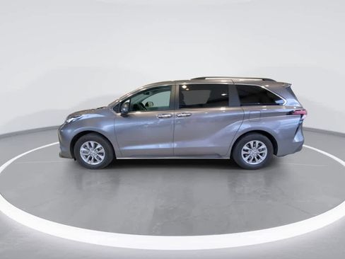 Used 2022 Toyota Sienna XLE image 5
