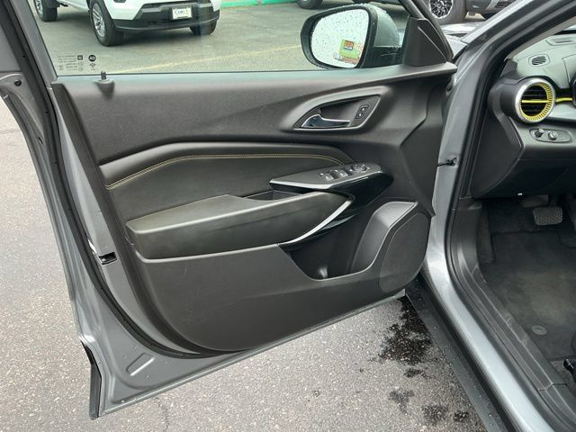 Used 2025 Chevrolet Trax LT FWD image 11