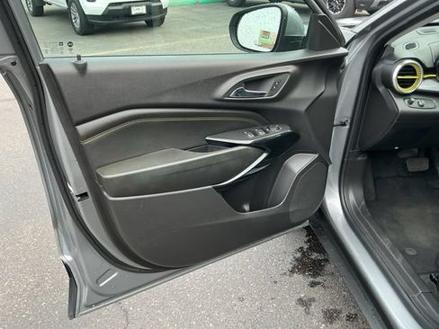 Used 2025 Chevrolet Trax LT FWD image 11