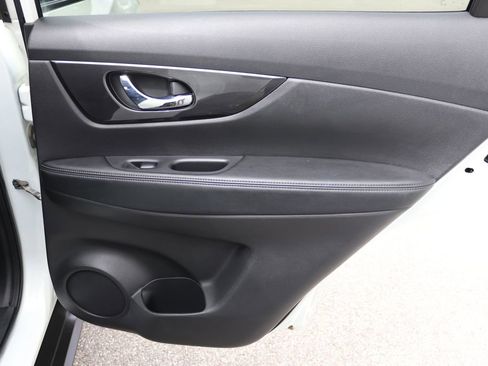 Used 2020 Nissan Rogue SV image 14