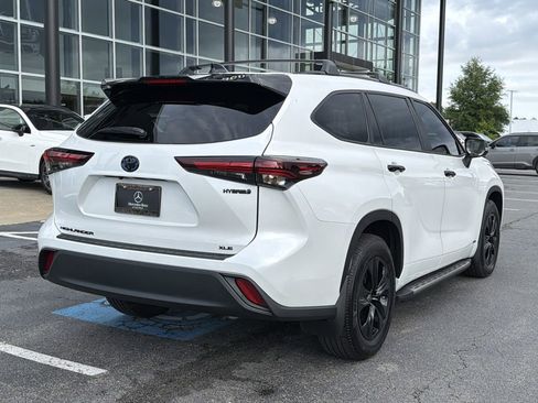 Used 2024 Toyota Highlander XLE AWD/4WD image 3