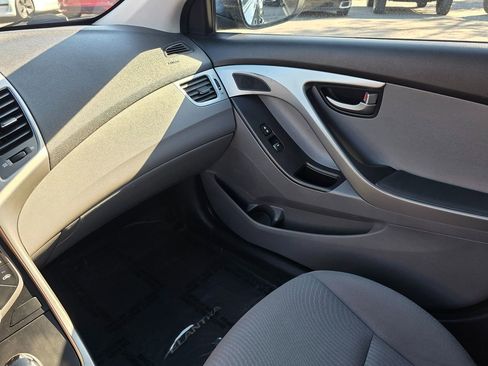 Used 2016 Hyundai Elantra SE image 31