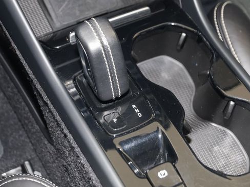 Used 2020 Volvo XC40 T5 R-Design image 7