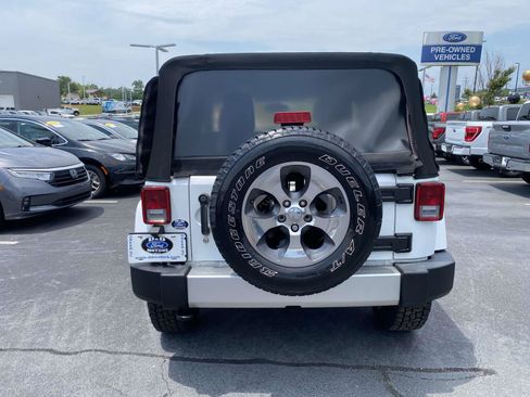 Used 2018 Jeep Wrangler Sahara w/ Connectivity Group AWD/4WD image 6