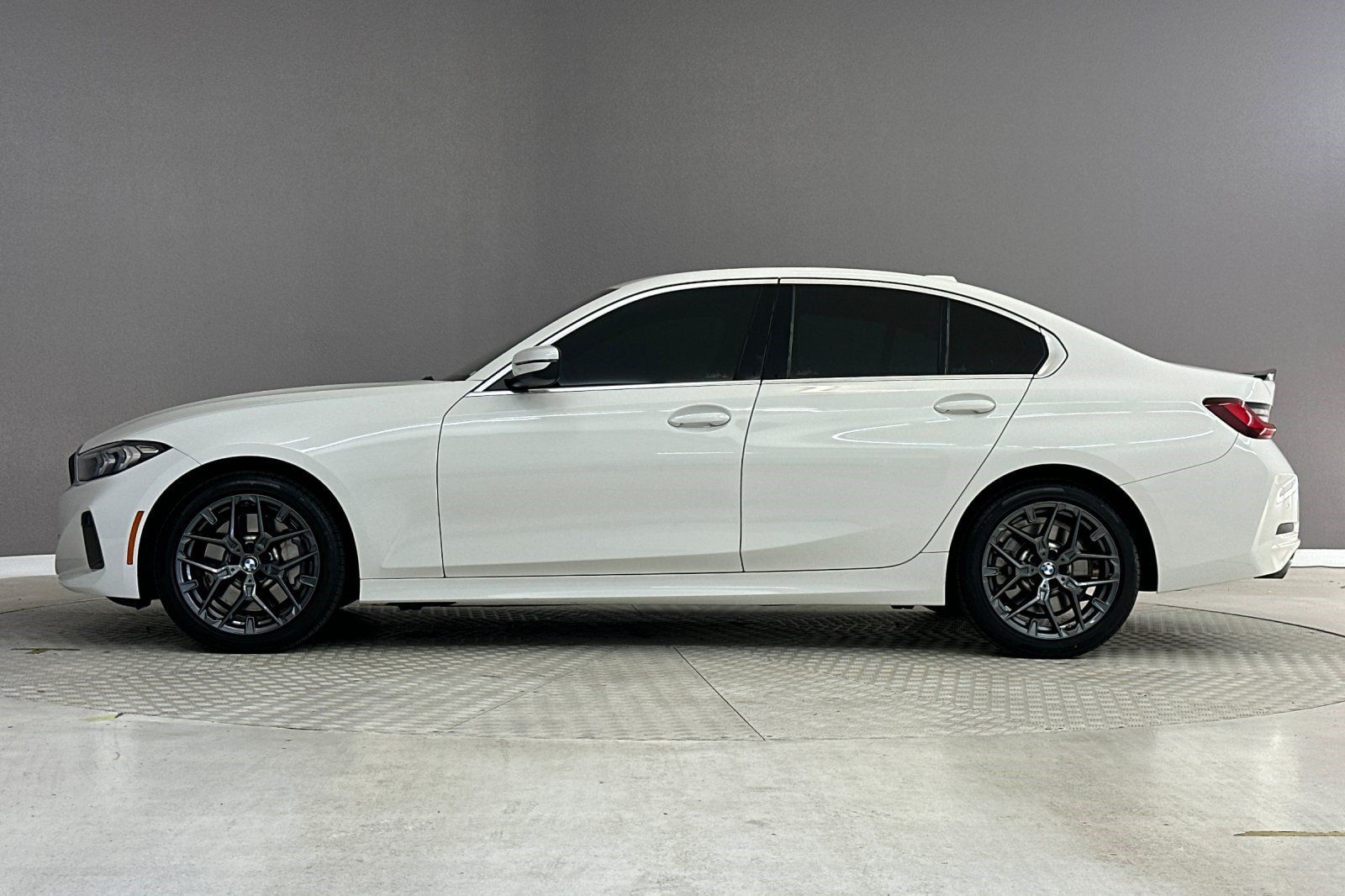 Used 2025 BMW 330i Sedan w/ Convenience Package RWD image 2